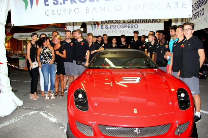 Foto di gruppo allo stand dell'Us San Felice: giocatori, Ferrari e staff del Banco Popolare
